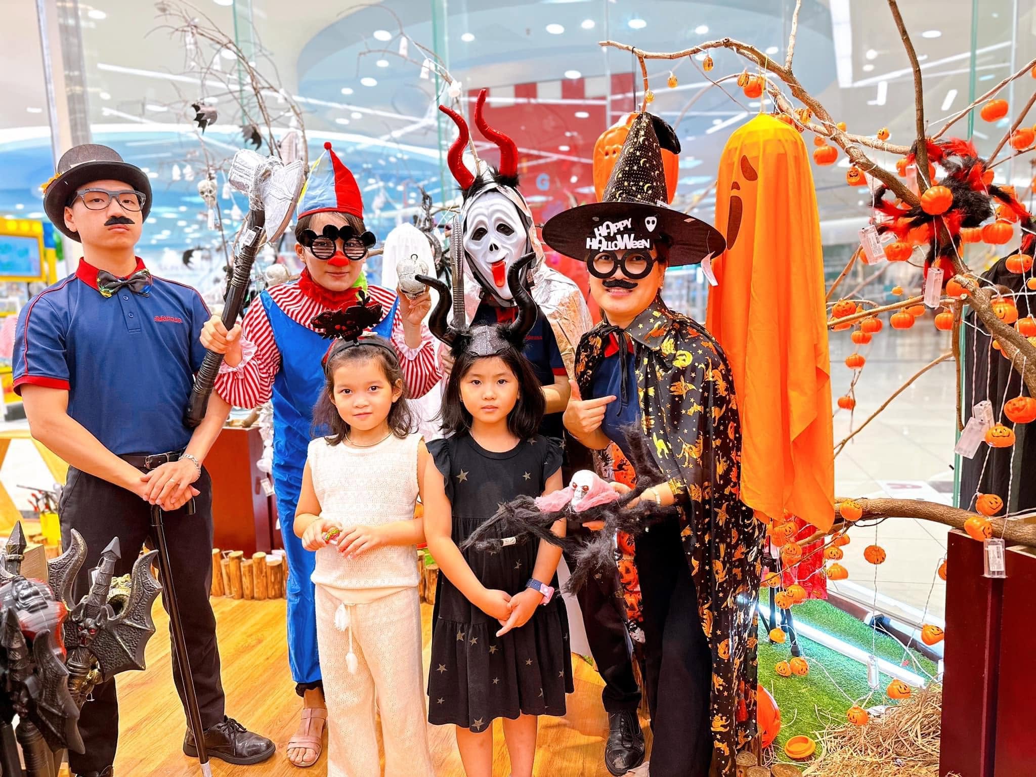 Nhà sách FAHASA Tân Phú - Điểm đến Halloween ngập tràn sắc cam và bí ngô tươi 