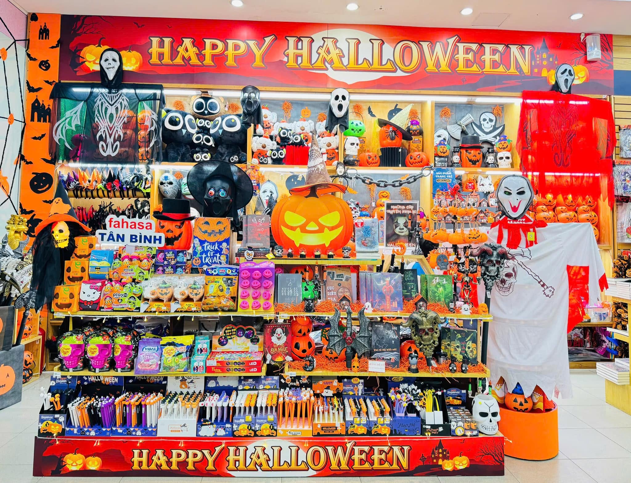 Trang trí kệ trưng bày sản phẩm Halloween
