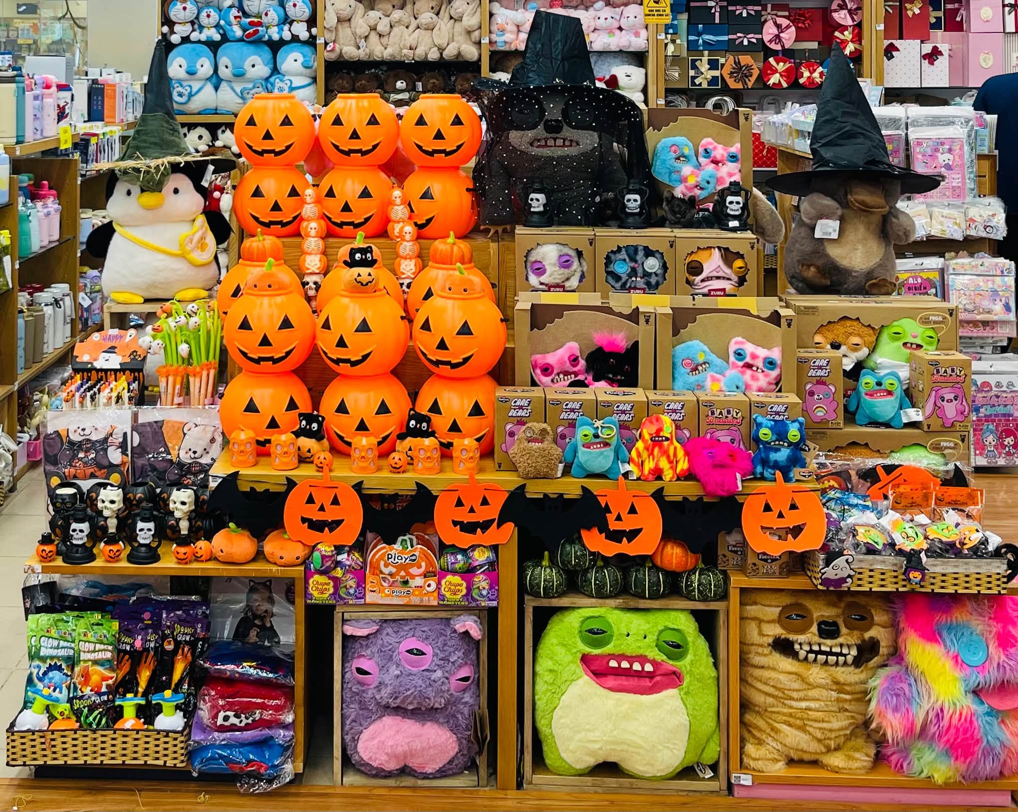 Các Món Đồ Trang Trí Halloween Không Thể Thiếu: Hình ảnh tại Nhà sách FAHASA Bảo Lộc
