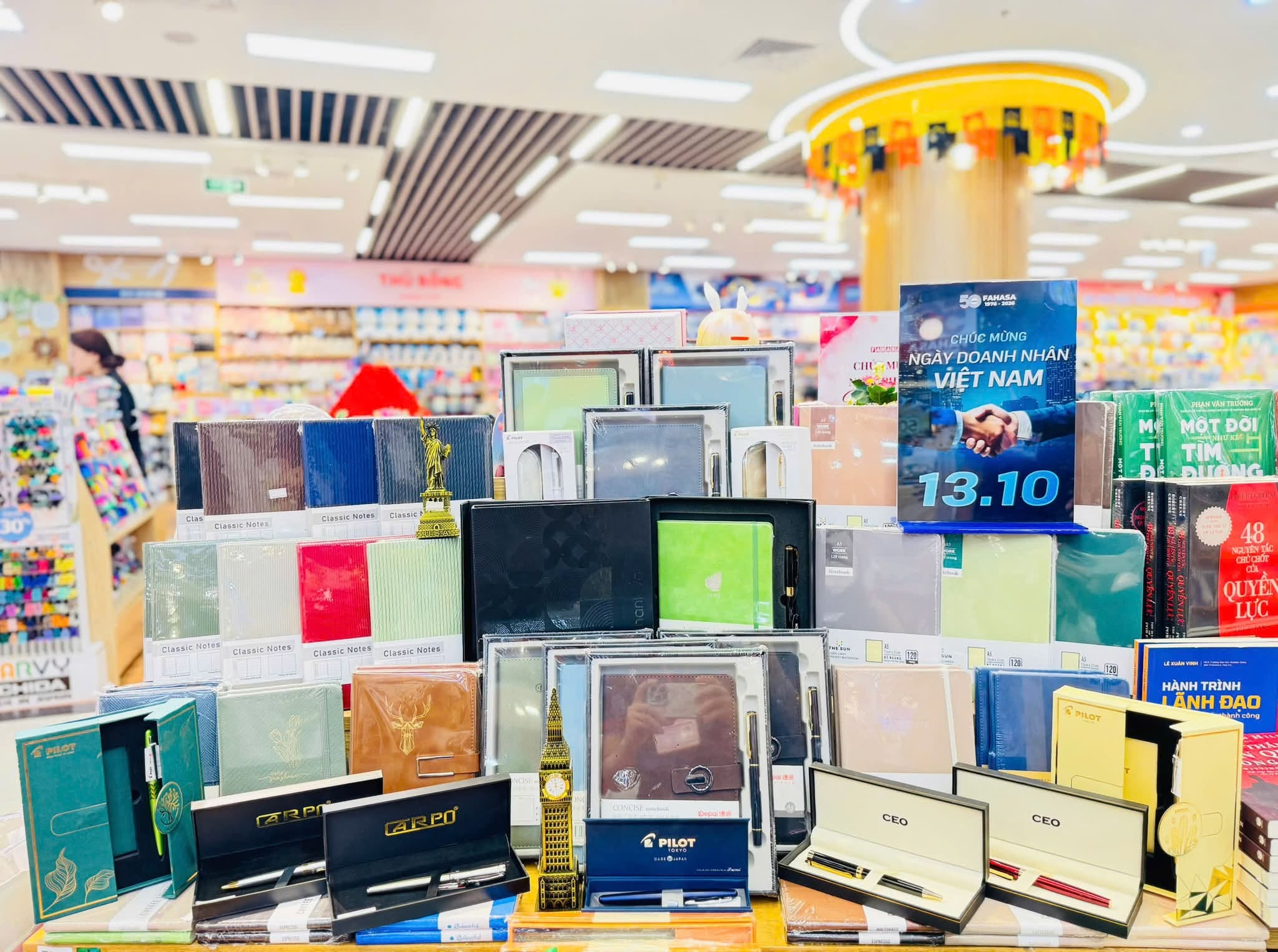 Quà 20/10 cho đồng nghiệp nữ dưới 100.000đ: Sổ tay. Hình ảnh tại Nhà sách FAHASA Quà 20/10 cho đồng nghiệp nữ dưới 100.000đ: Sổ tay. Hình ảnh tại Nhà sách FAHASA