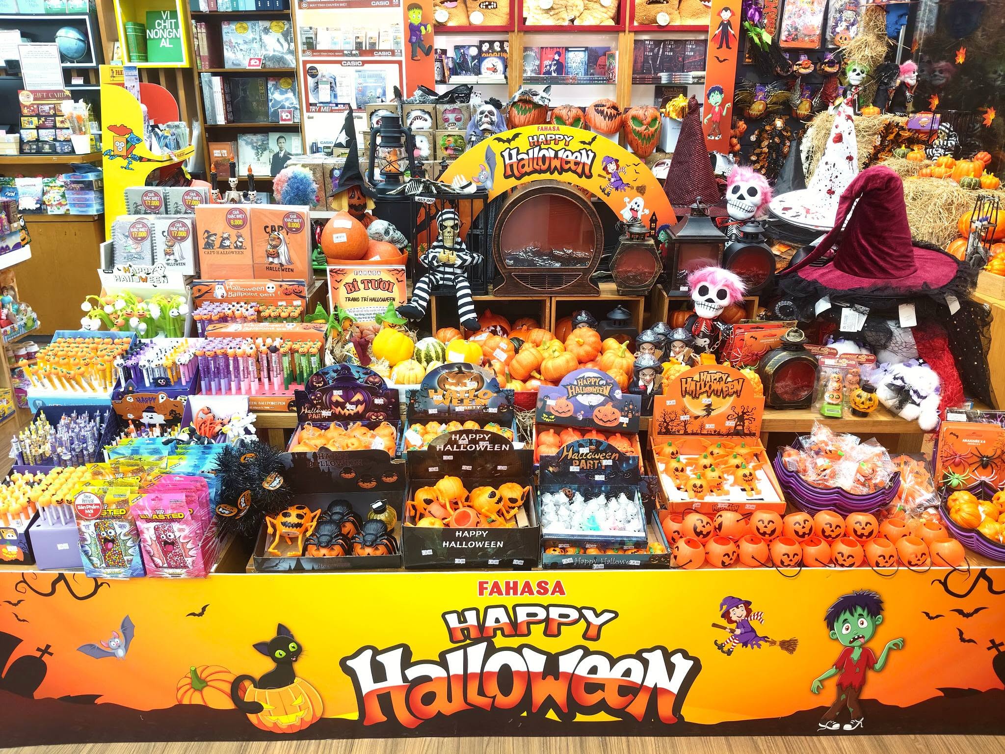 Mua Đồ Trang Trí Halloween tại FAHASA Mua Đồ Trang Trí Halloween tại FAHASA
