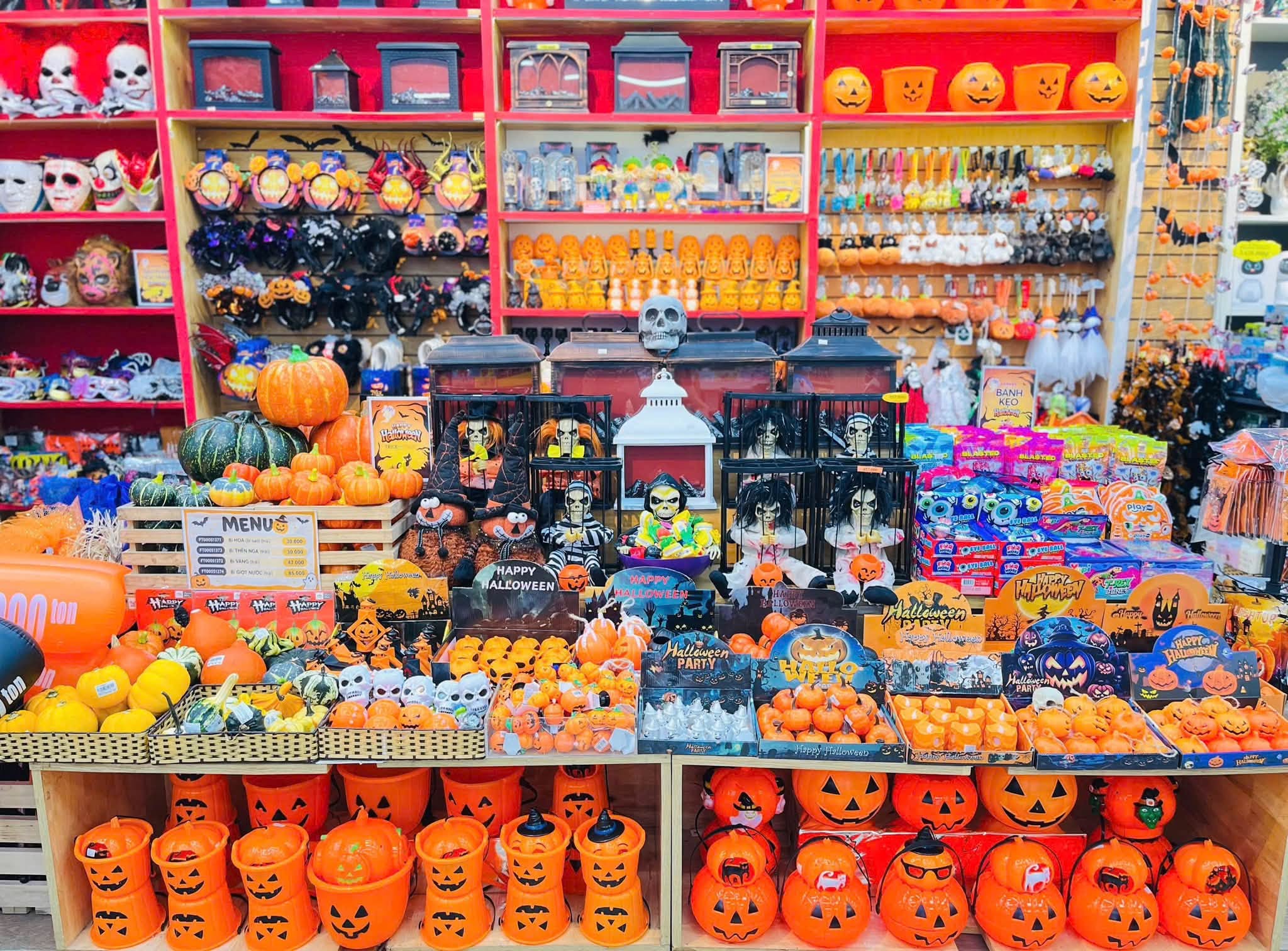 Các Món Đồ Trang Trí Halloween Không Thể Thiếu. Nguồn: Nhà sách FAHASA