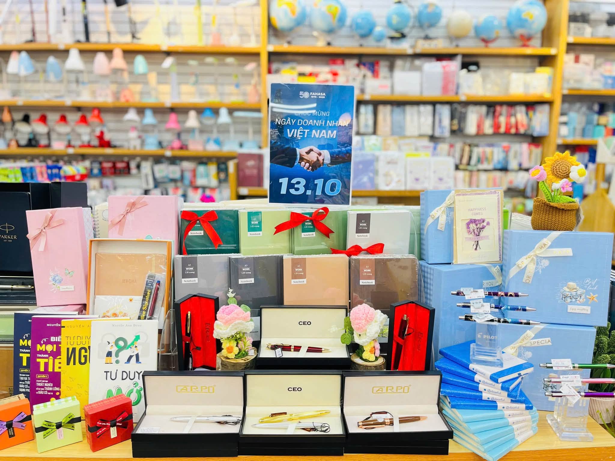 Quà 20/10 cho mẹ có thể dùng mỗi ngày: bút máy. Nguồn: Nhà sách FAHASA Quà 20/10 cho mẹ có thể dùng mỗi ngày: bút máy. Nguồn: Nhà sách FAHASA