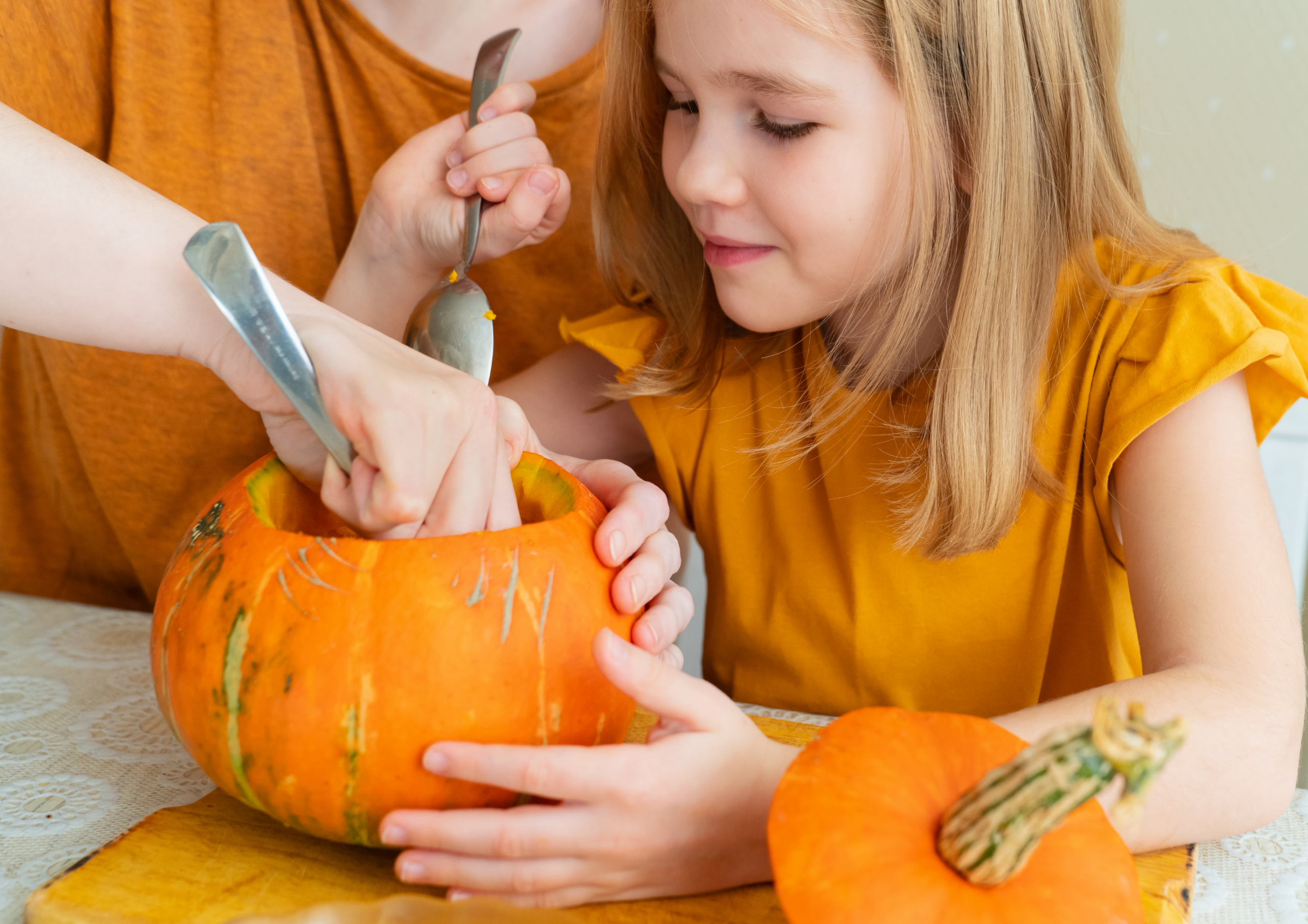 Các Bước Khắc Bí Ngô Halloween Đơn Giản Tại Nhà. Bước 2: Cắt Nắp Và Nạo Ruột Bí Ngô Các Bước Khắc Bí Ngô Halloween Đơn Giản Tại Nhà. Bước 2: Cắt Nắp Và Nạo Ruột Bí Ngô