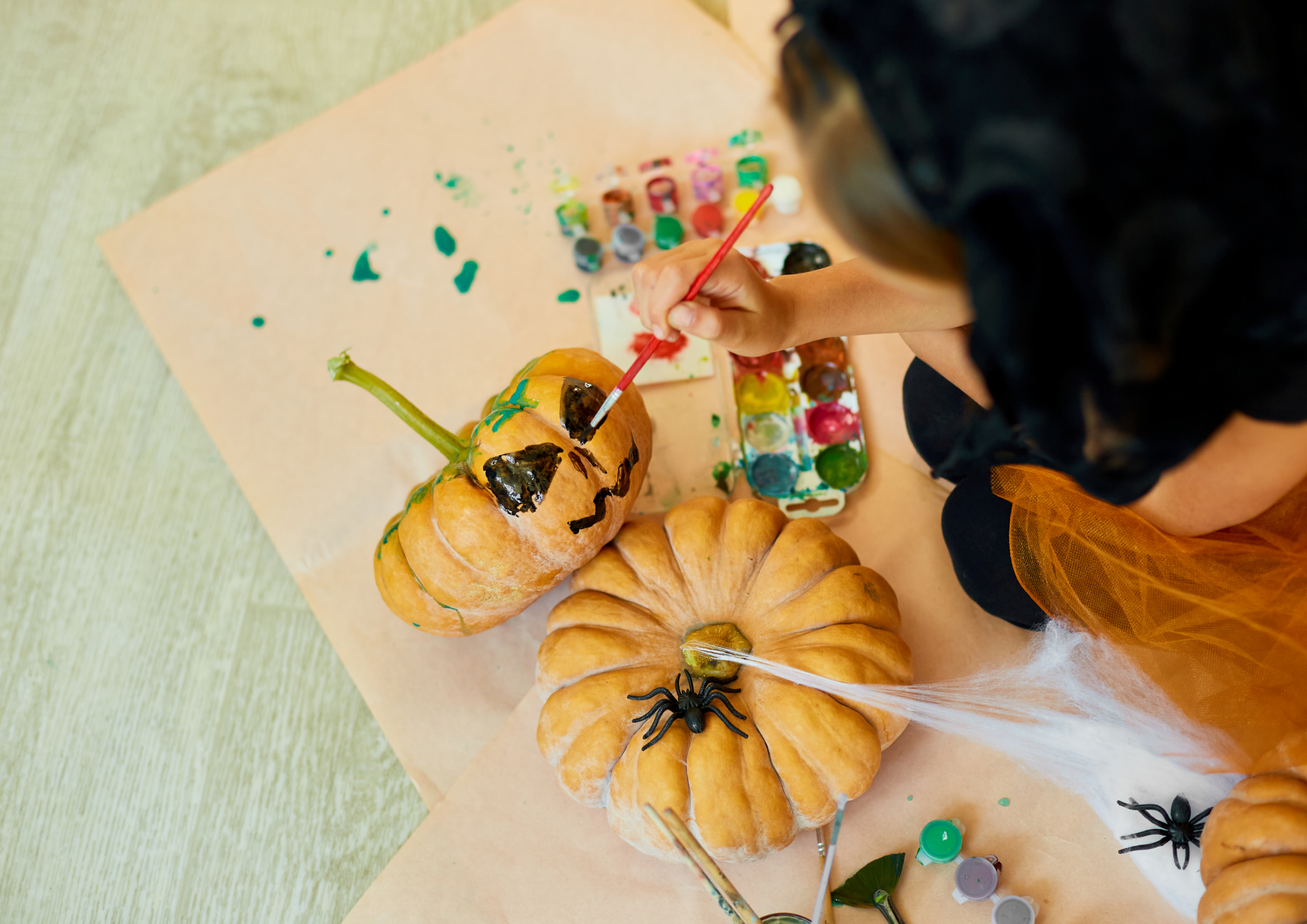 Các Bước Khắc Bí Ngô Halloween Đơn Giản Tại Nhà. Bước 3: Vẽ Mẫu Lên Vỏ Bí Ngô Các Bước Khắc Bí Ngô Halloween Đơn Giản Tại Nhà. Bước 3: Vẽ Mẫu Lên Vỏ Bí Ngô