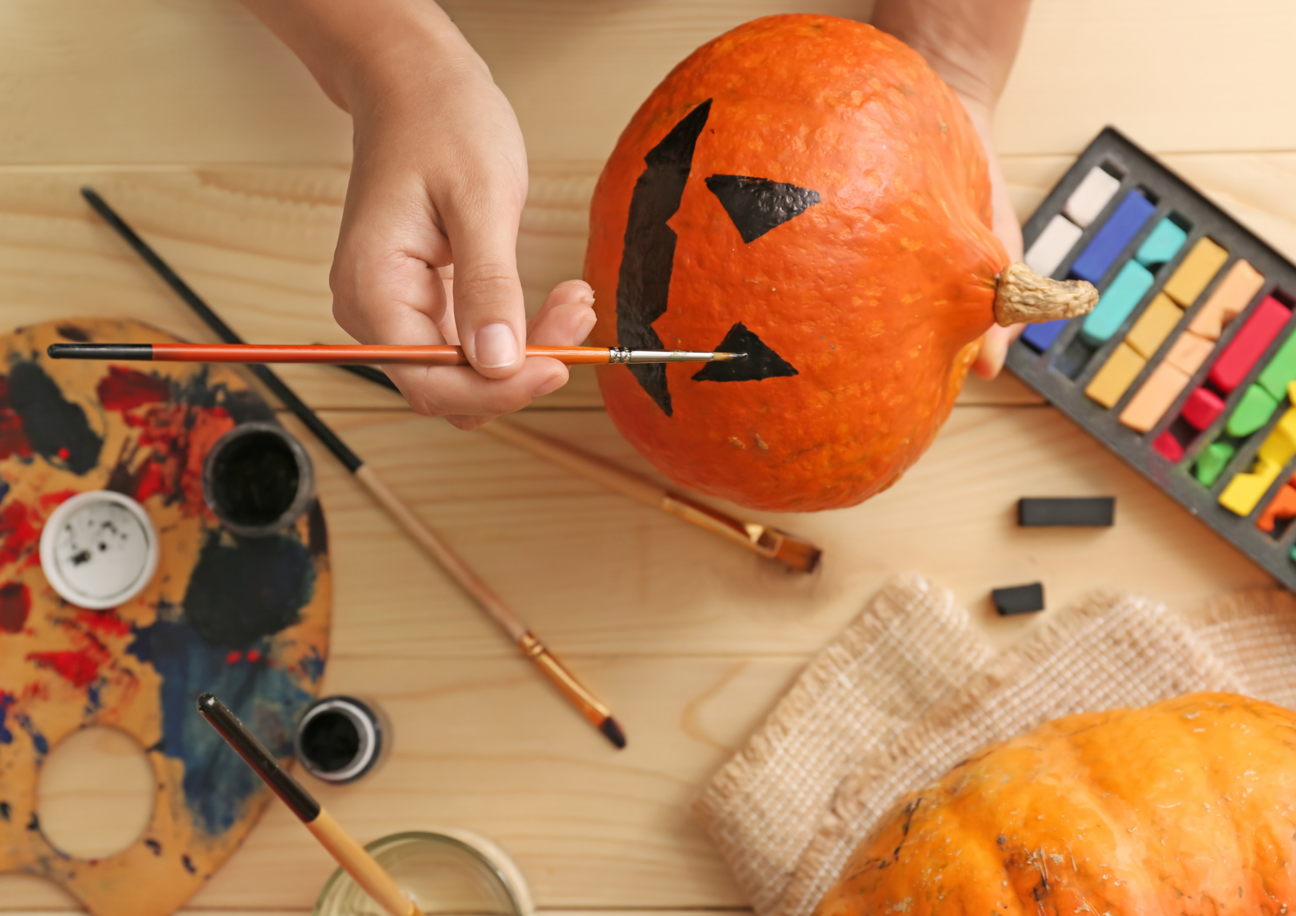 Các Bước Khắc Bí Ngô Halloween Đơn Giản Tại Nhà Các Bước Khắc Bí Ngô Halloween Đơn Giản Tại Nhà