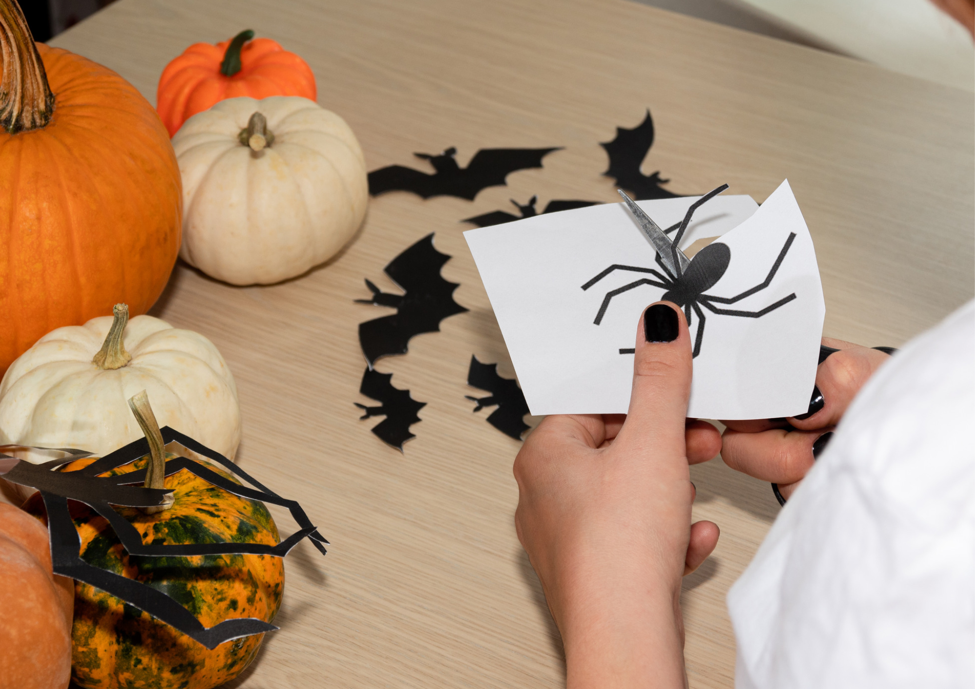 Cắt Mạng Nhện Halloween Bằng Giấy
