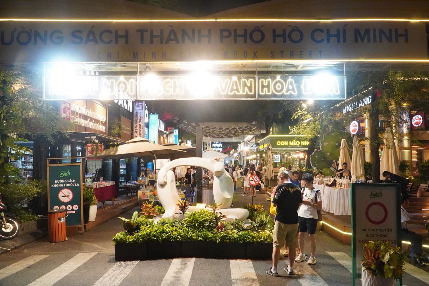 Gợi ý địa điểm đi chơi 20/10 ở Sài Gòn: Đường sách TP.HCM (Nguyễn Văn Bình) Gợi ý địa điểm đi chơi 20/10 ở Sài Gòn: Đường sách TP.HCM (Nguyễn Văn Bình)
