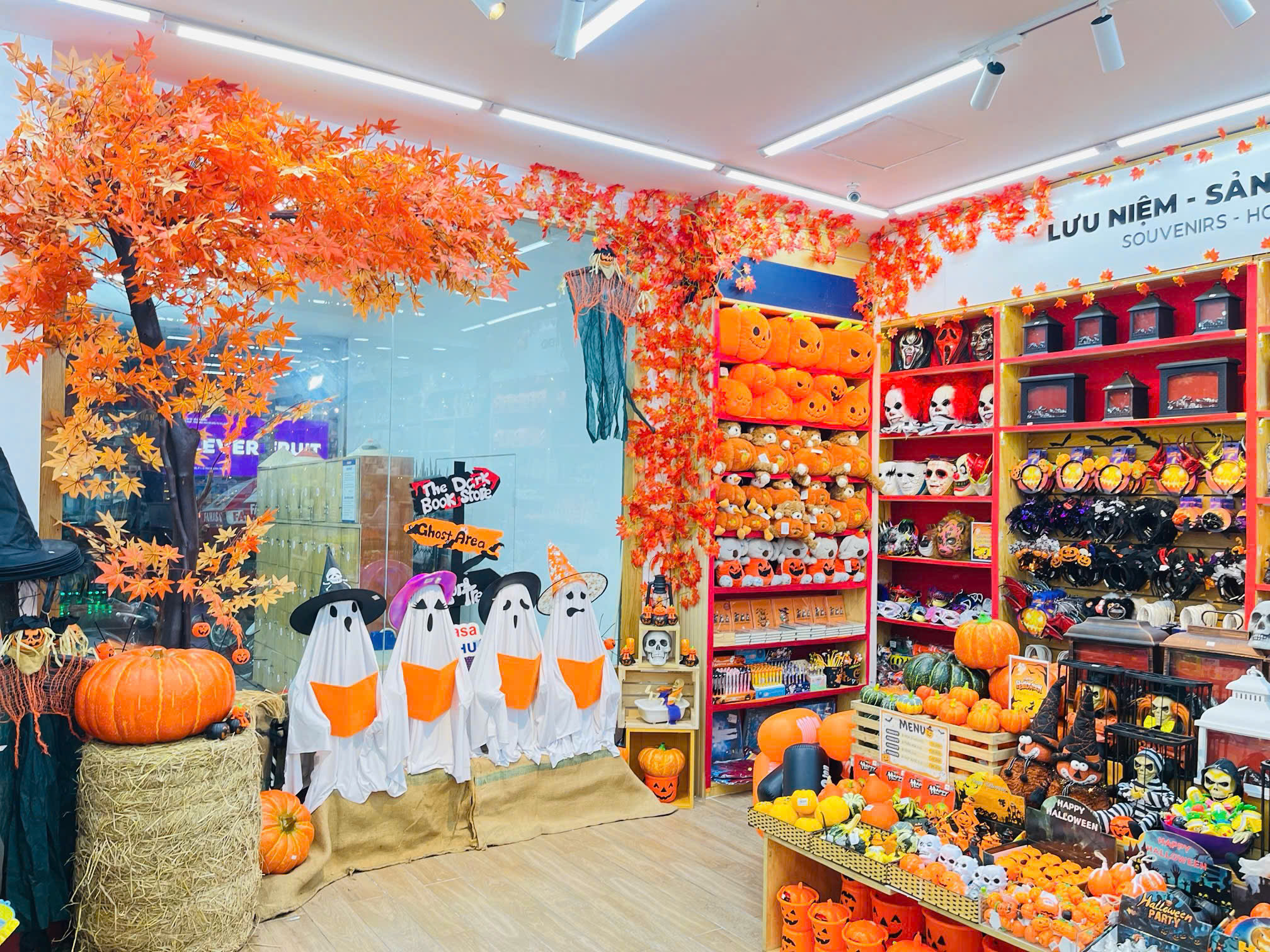 Halloween Đi Nhà sách FAHASA Chơi