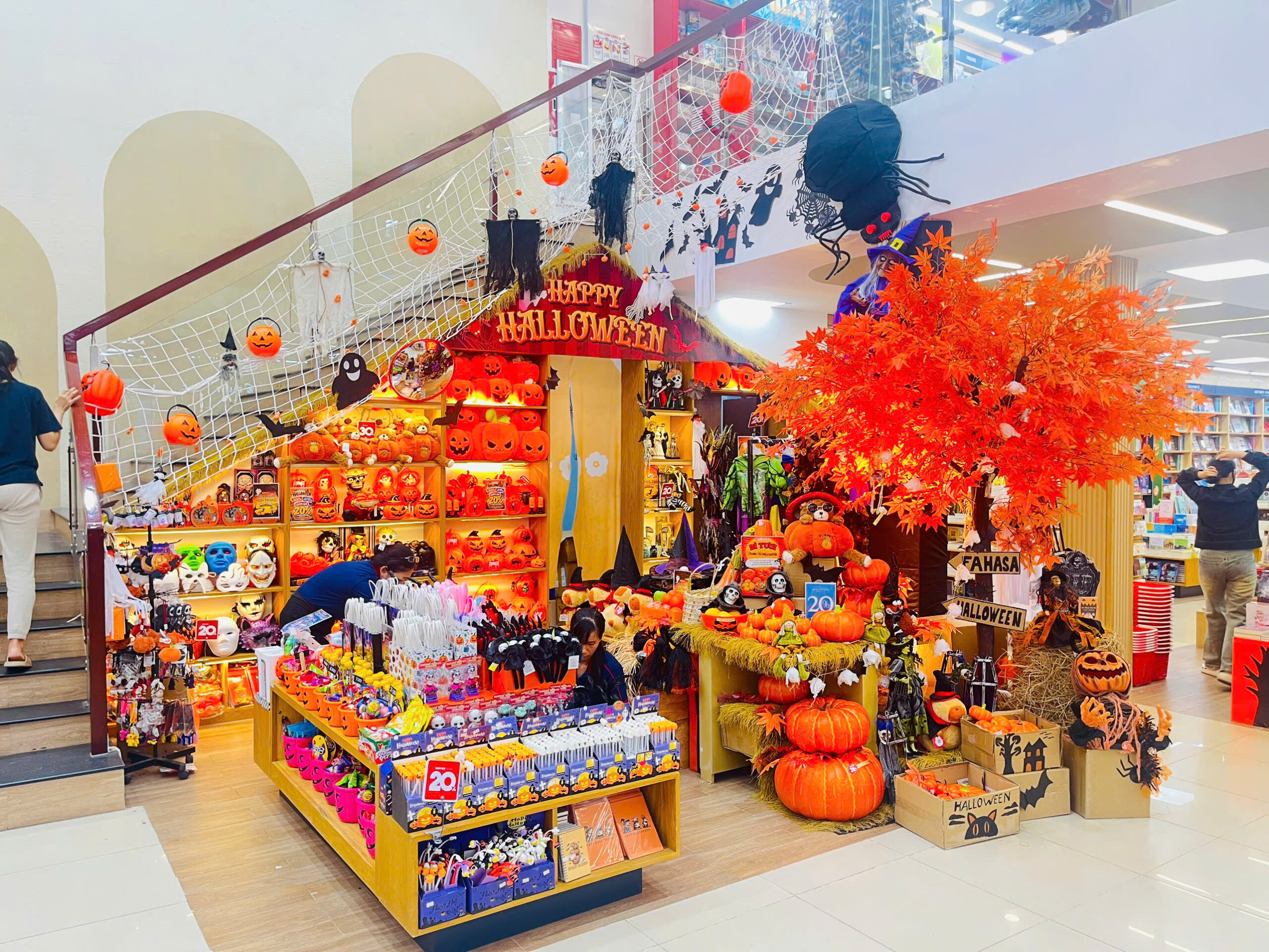 Phụ kiện trang trí Halloween trong nhà không thể thiếu