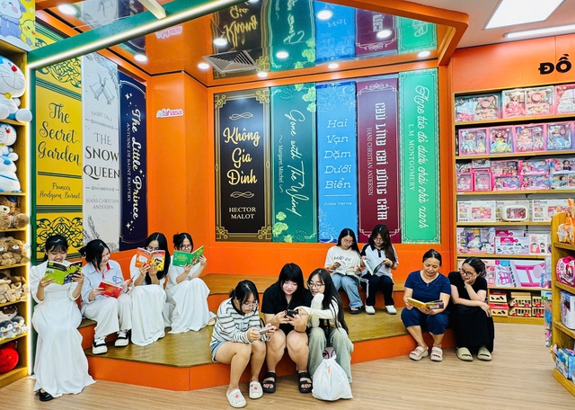 Khu vực đọc sách tại nhà sách FAHASA Thanh Hóa