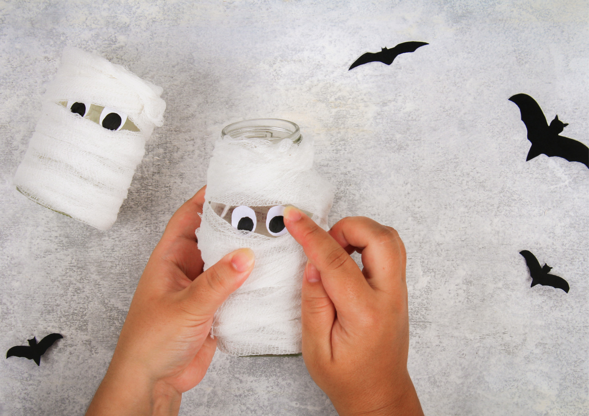 Cách Làm Đồ Trang Trí Halloween Từ Đồ Tái Chế: Làm Xác Ướp Halloween Từ Hũ Thủy Tinh