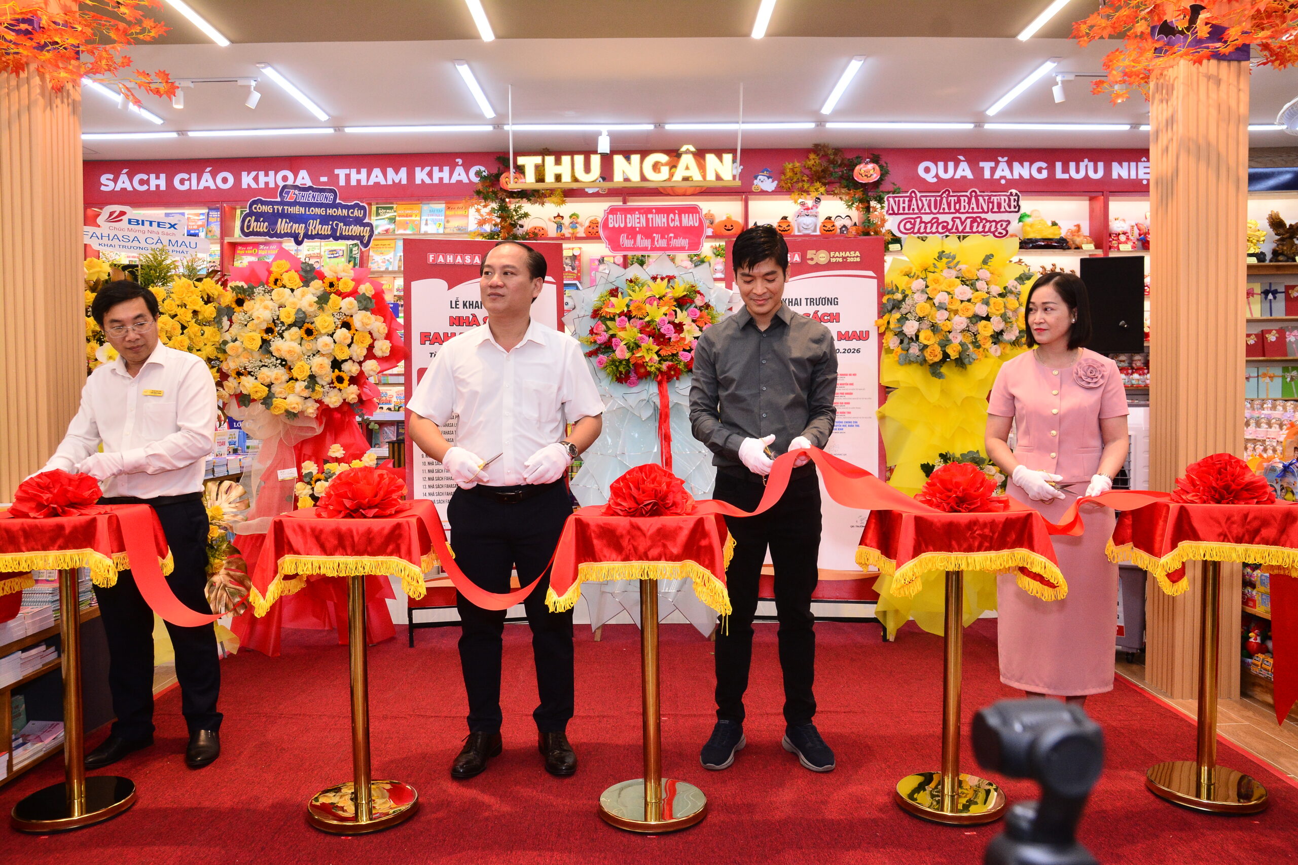 Hình ảnh cắt bắt khai trương Nhà sách FAHASA Cà Mau