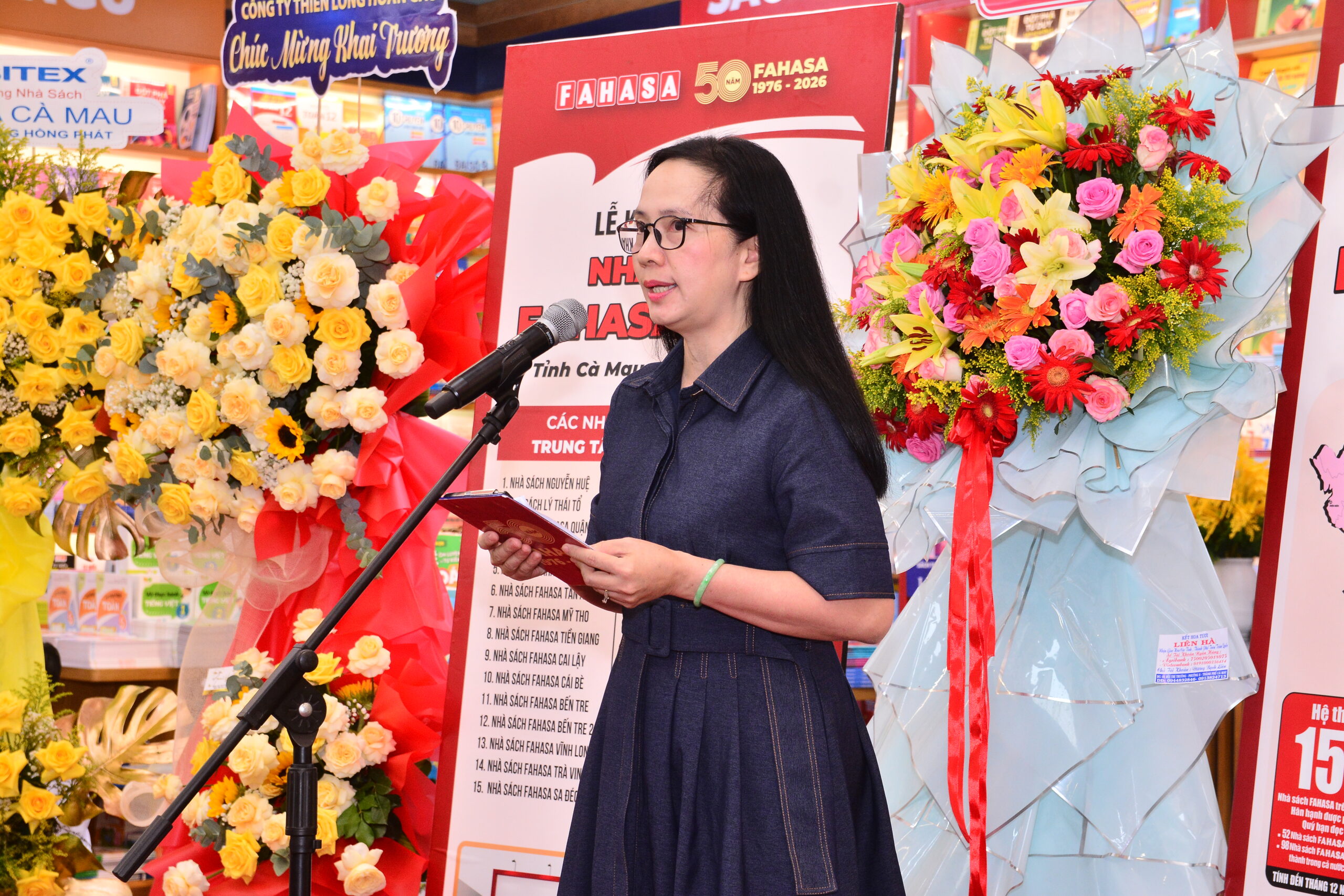 Bà Nguyễn Thị Phụng - Phó Tổng Giám Đốc Công ty FAHASA phát biểu nhân sự kiện khai trương Nhà sách FAHASA Cà Mau