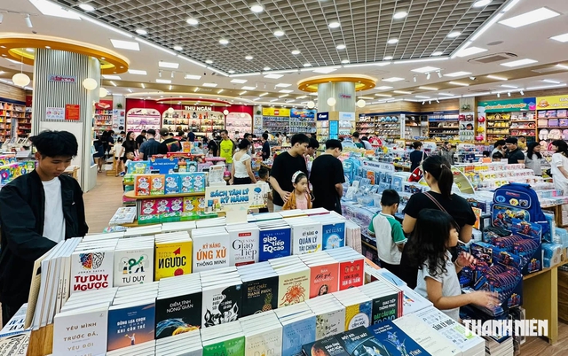 Nhà sách FAHASA Hải Dương được đầu tư 14 tỉ đồng, phong phú đủ các loại sáchẢnh: MINH CHÂU