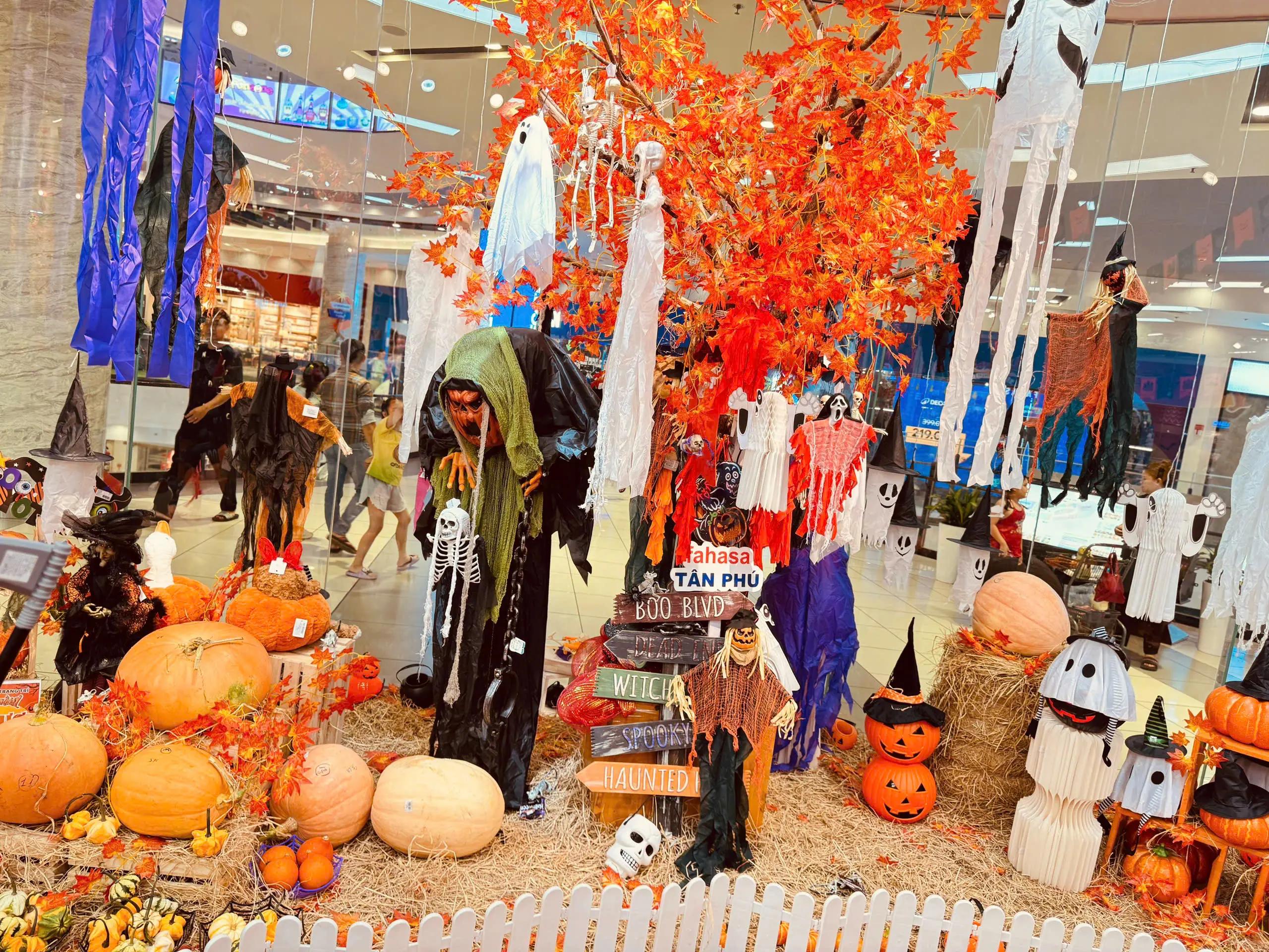 Nhà sách FAHASA Tân Phú - Điểm đến Halloween ngập tràn sắc cam và bí ngô tươi 
