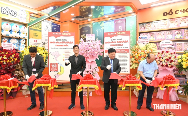 Tổng giám đốc Fahasa Retail Phạm Nam Thắng (thứ hai từ trái sang) và khách mời cắt băng khánh thành nhà sách Fahasa Thanh Hóa